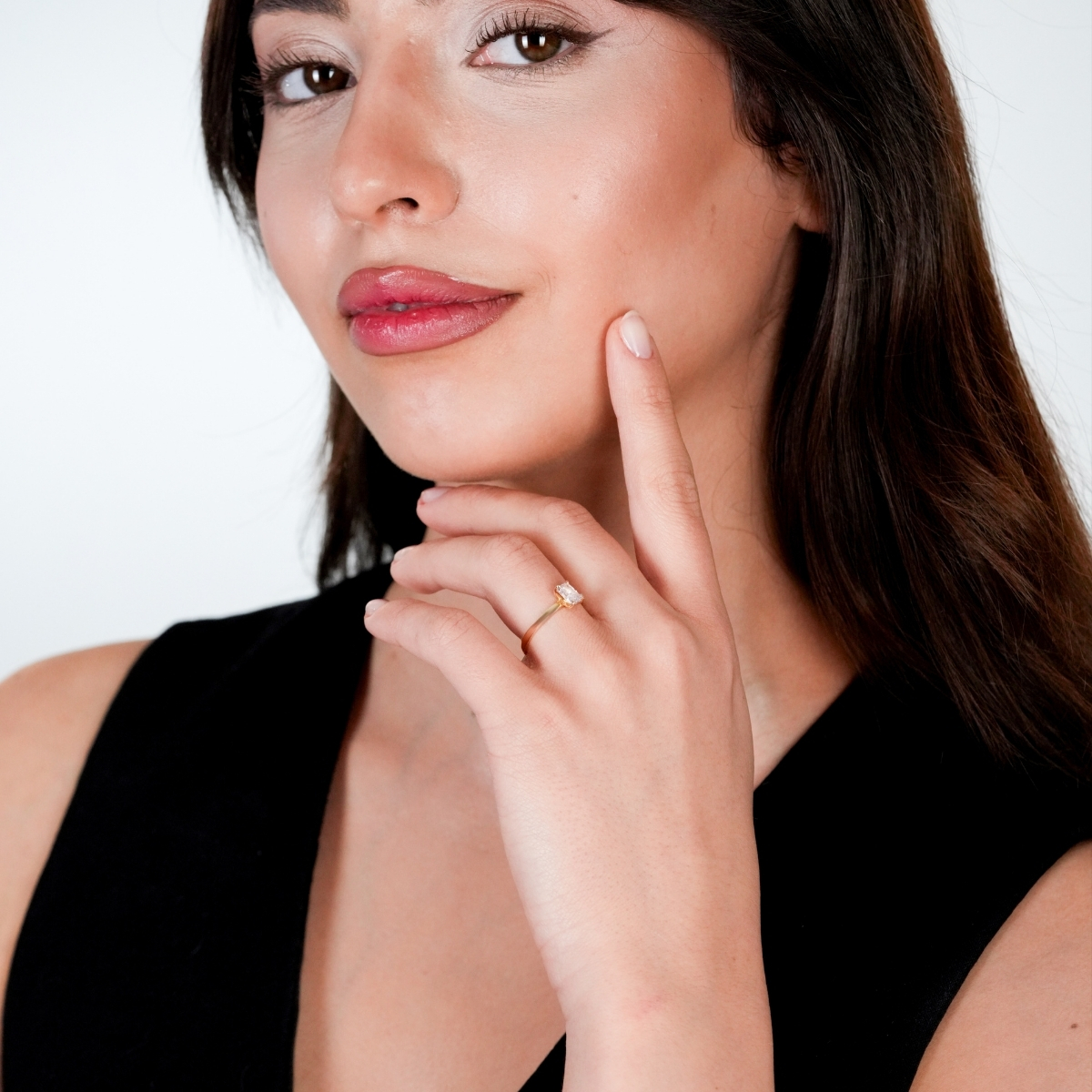 Yuvarlak taşlı altıgen yüzük